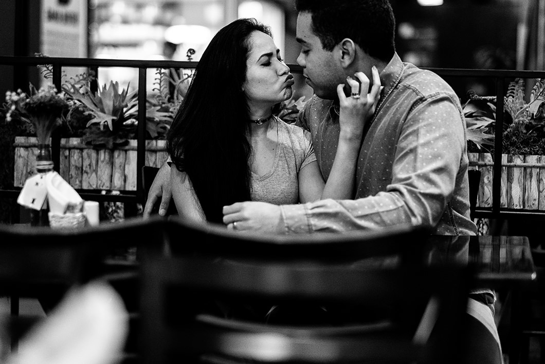 Casal faz fotografia para casamento no Mercadão Municipal