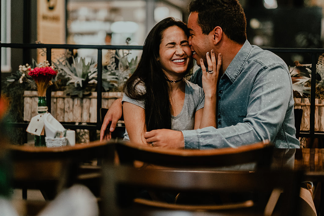 fotos para o casamento feita em bar em Maringa-PR