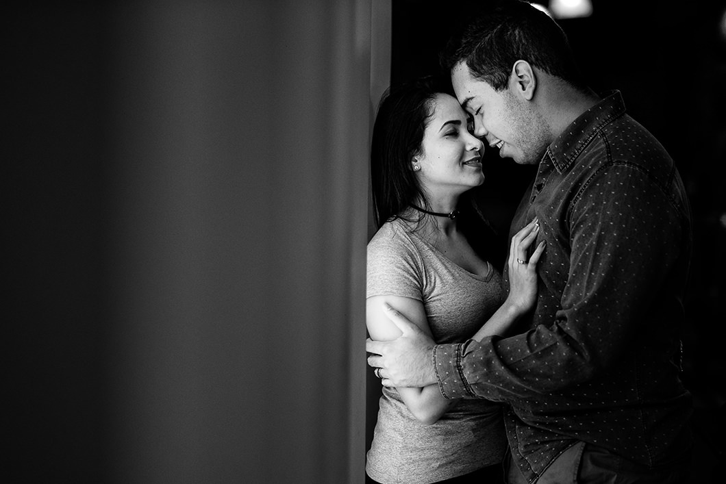 Fotografia de Casal usando luzes urbanas 