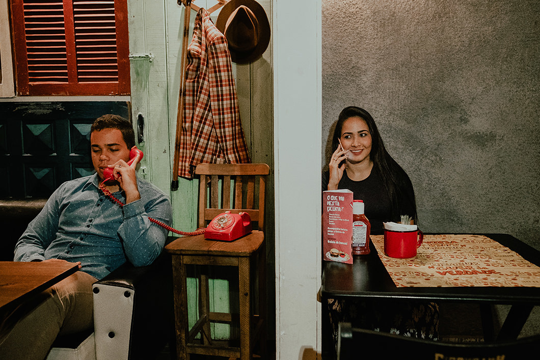 fotografia de casal divertida feita no Mercadão em Maringa-PR