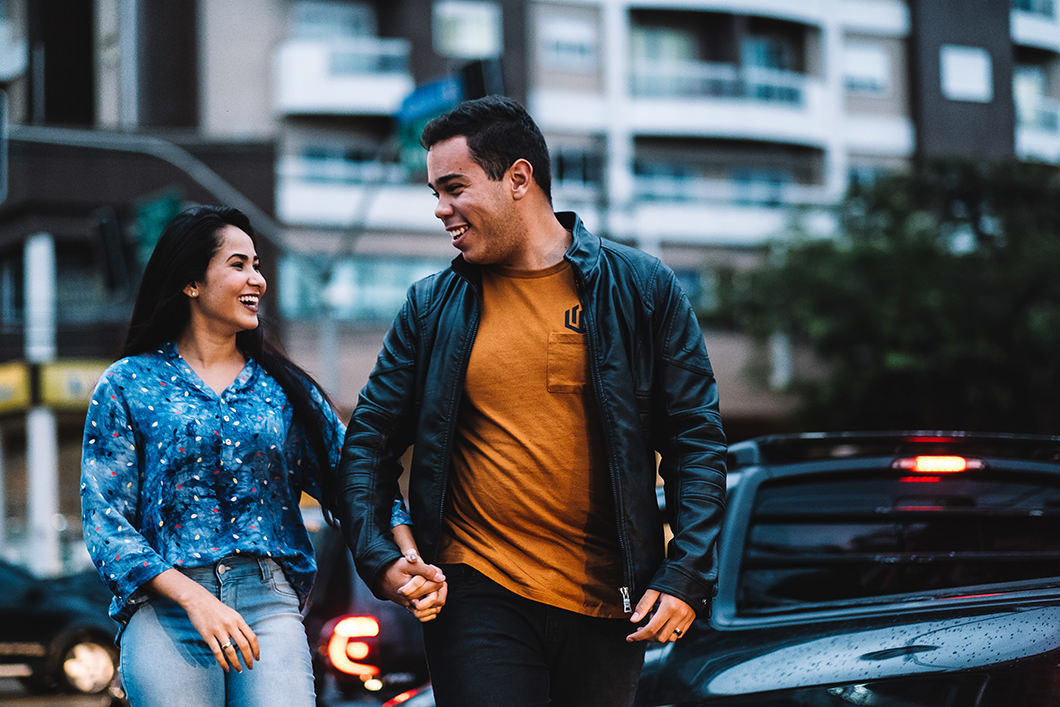 Ensaio de casal com fotos espontaneas feitas no centro da cidade