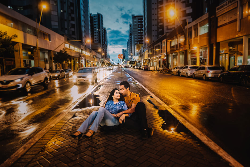 Pré Wedding com as luzes da cidade durante a noite 