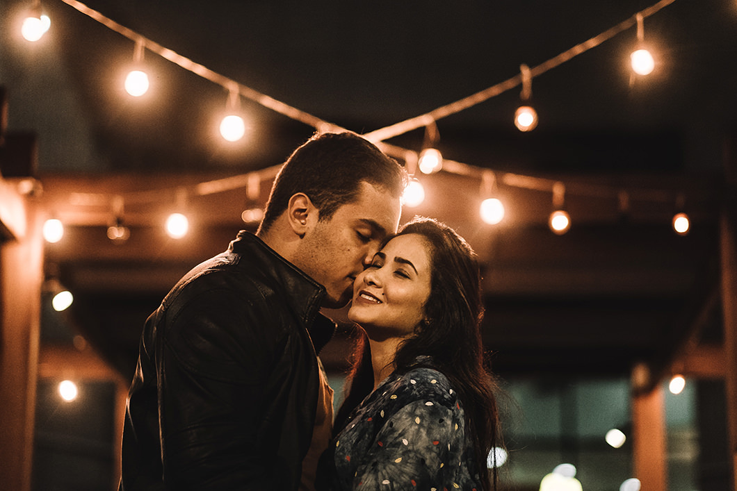 Fotos de casal com cordão de luz ensaio durante a noite