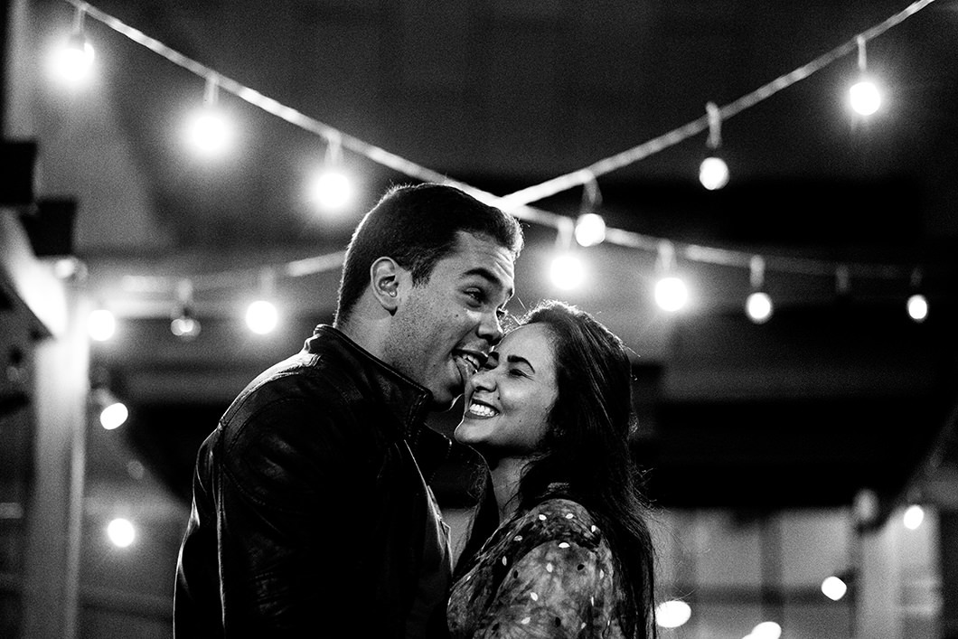 Pré Wedding  com fotos divertidas com fio de luz..