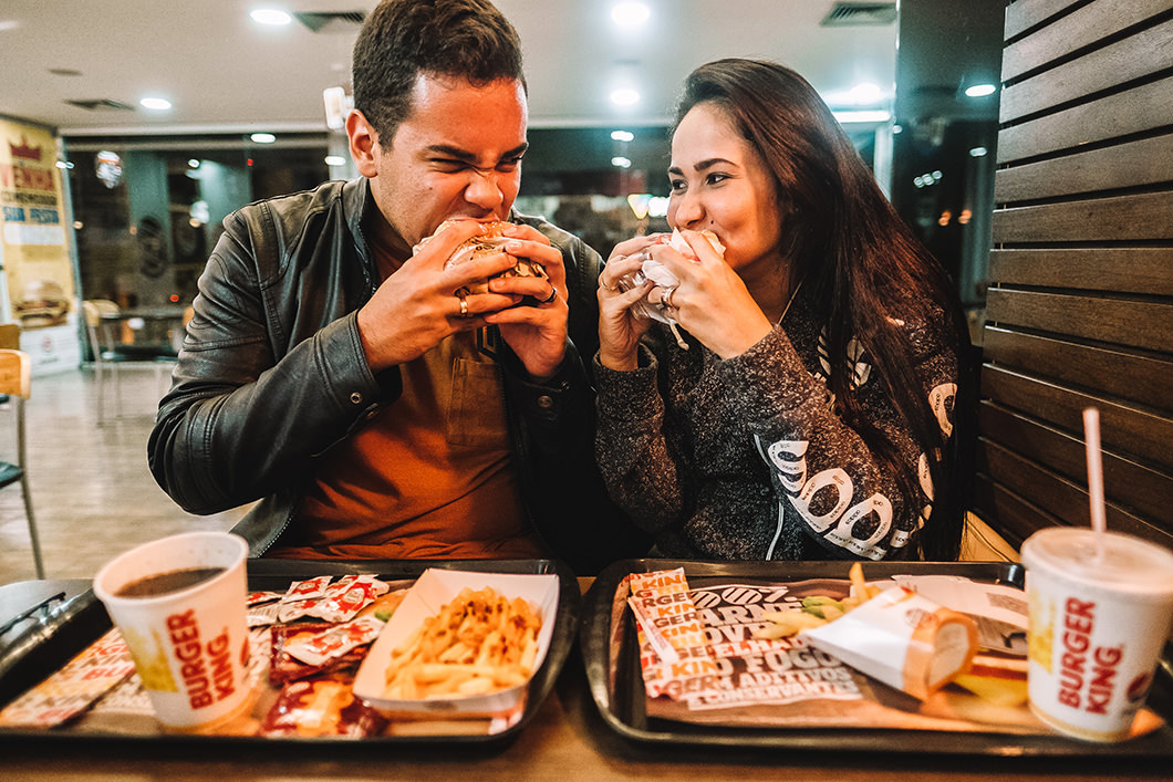 Pré Wedding com fotos do casal comendo lanche em Maringá-PR