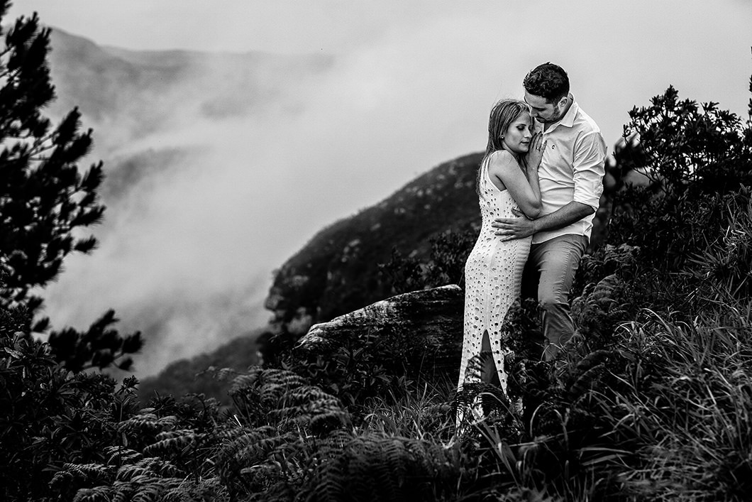 fotos de casal preto e branco com fotos nas montanhas