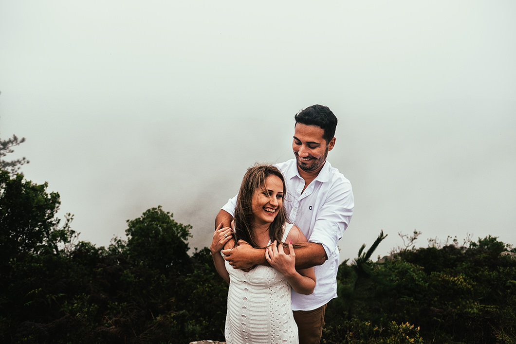 Fotos de casal se divertindo em dia de chuva