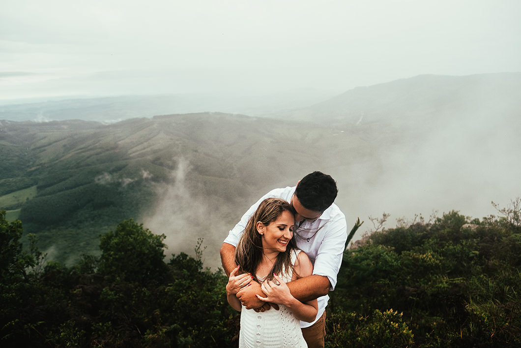 Pré Wedding foto do casal namorando em dia com neblina