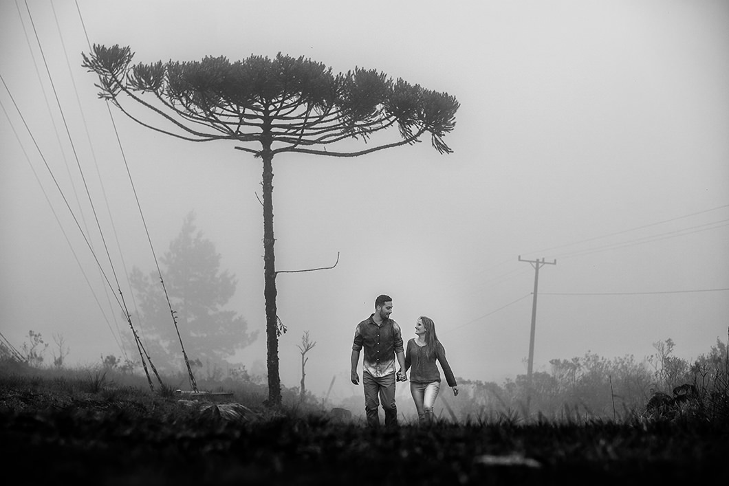 Ensaio de casal feito em dia nublado e chuvoso