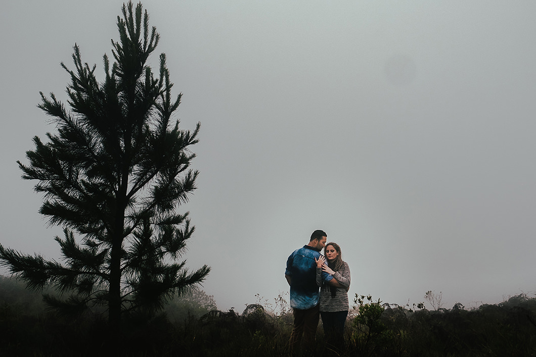 Pré Wedding em dia de chuva com neblina em Morro da Pedra Branca-PR