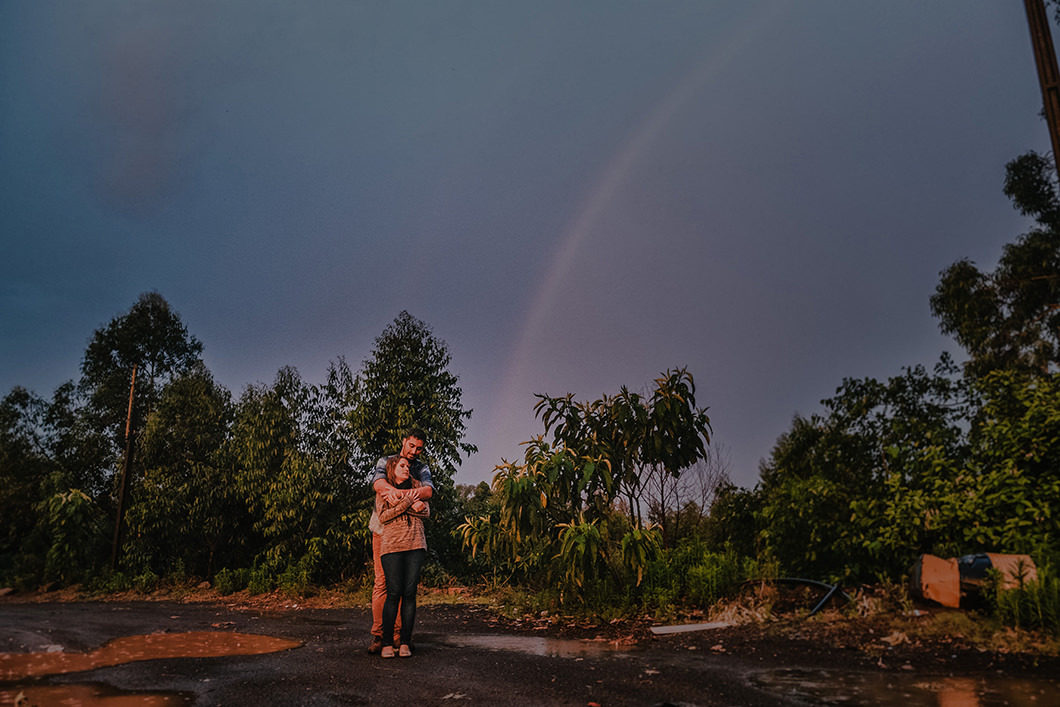 Ensaio de casal foto na matureza com Arco-Iris