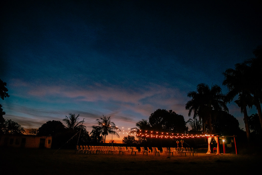 Casamento ao céu aberto com cordões de luz na decoração