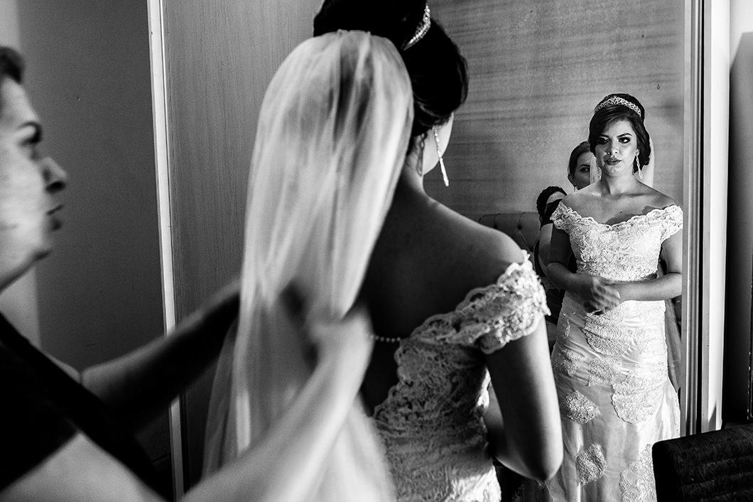 Noiva com seu vestido se olhando no espelho  foto de Ricardo Andrade