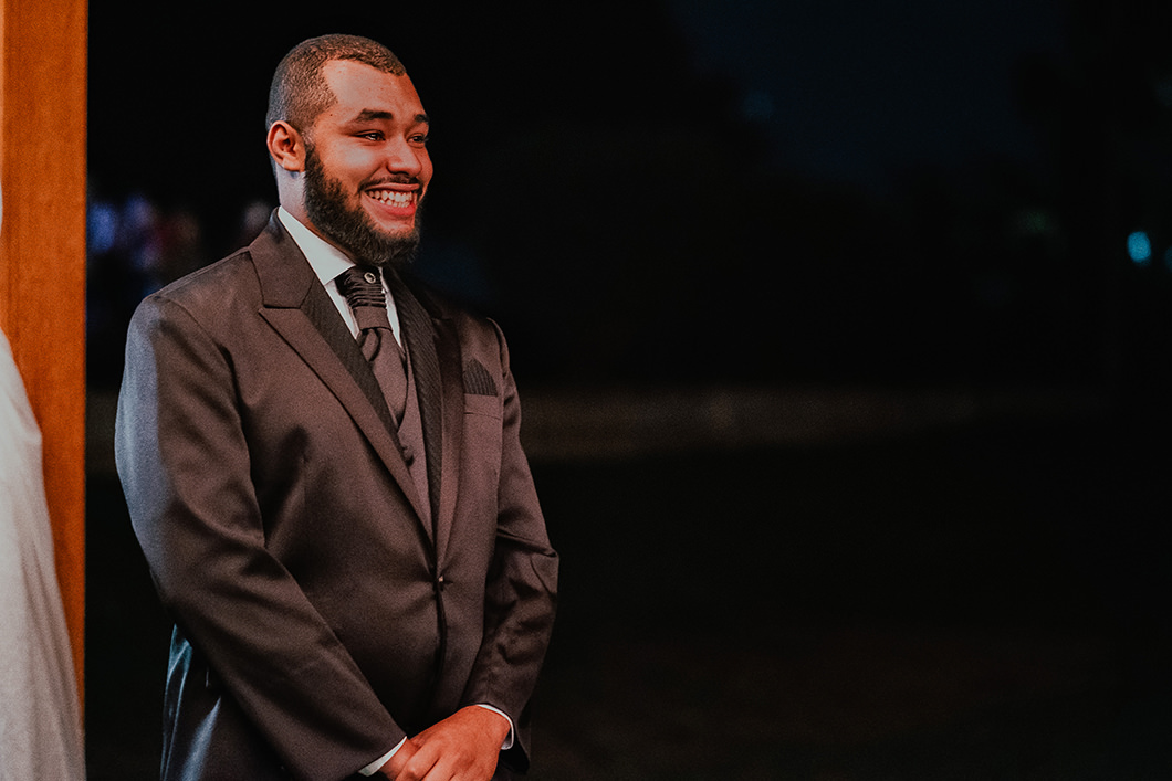 Fotografia de Casamento aberto durante a noite noivo emocionado esperando noiva entrar