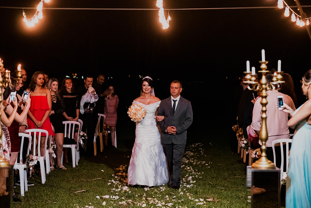 Entrada da Noiva em Decoração de Festa em Chácara com estilo Alternativo 