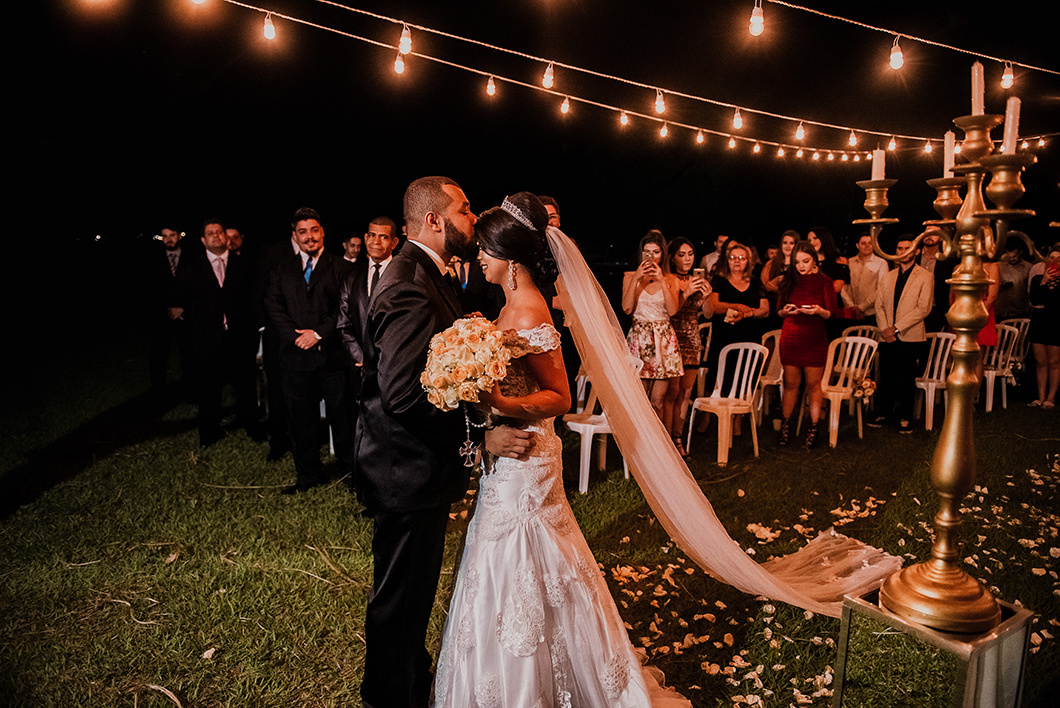 Foto do noivo recebendo a noiva em Cerimonia de Casamento ao Ar Livre 