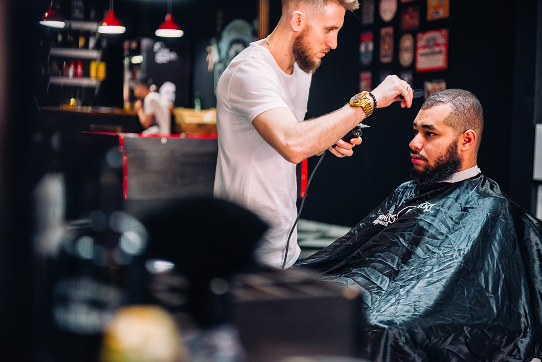 fotografia do making of do noivo em barbearia em Maringá-PR