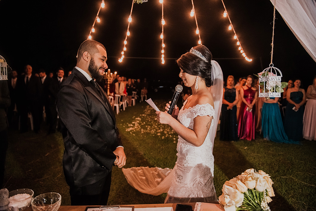 Noiva lendo seus votos para o Noivo em Casamento Aberto Noturno 