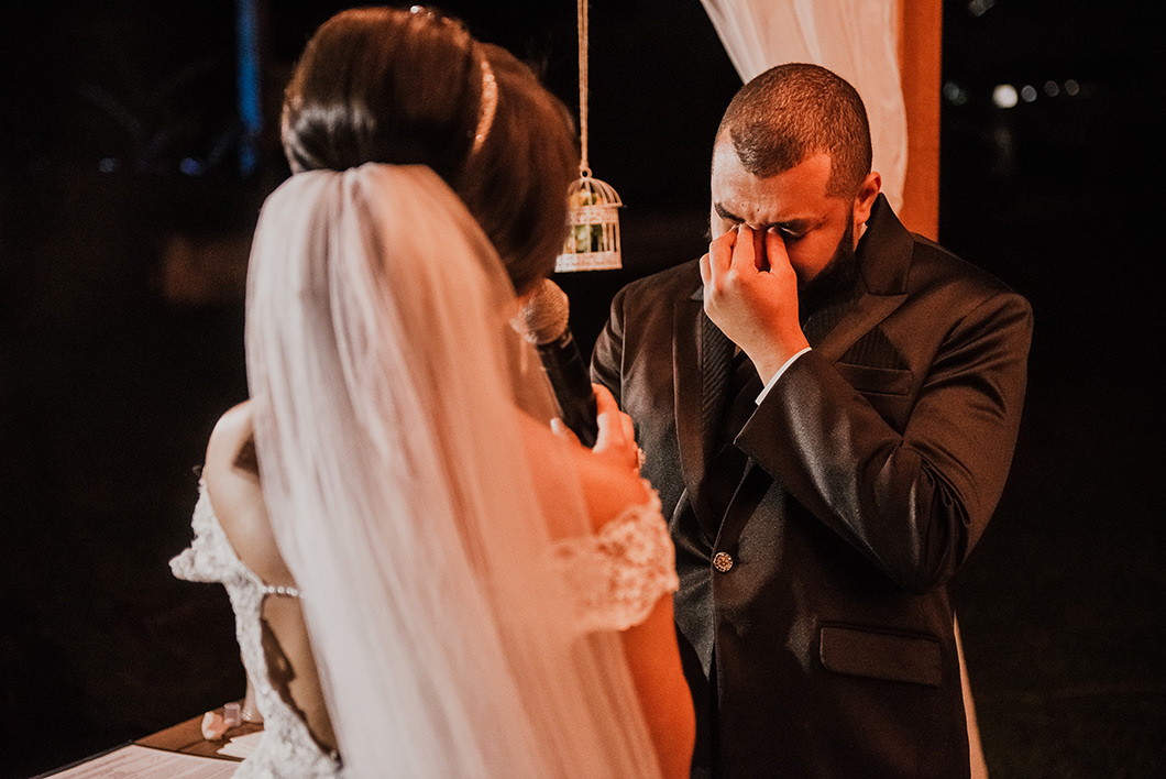 Noivo se emociona quando a noiva canta para ele