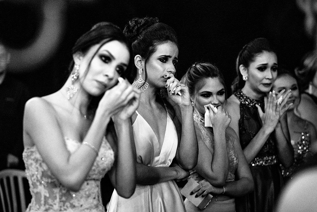 Fotojornalismo em casamento amigas emocionadas durante cerimonia 