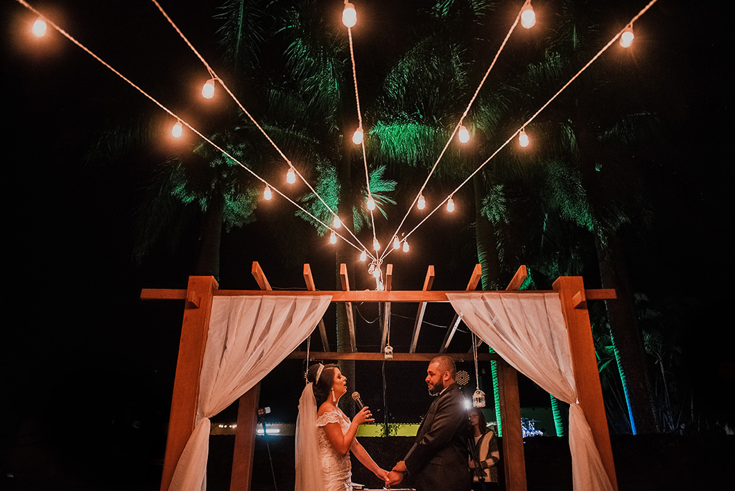 Casamento ao ar livre na Chácara Paraiso em Maringá decoração de cordao de luz foto de Rickardo Andrade