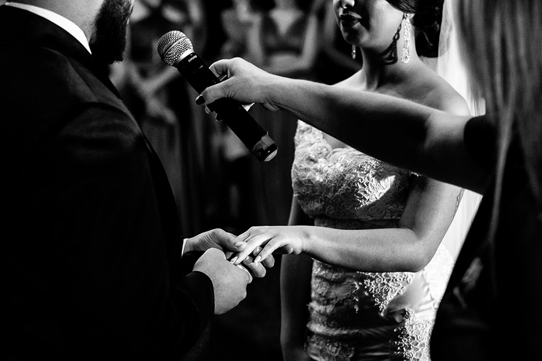 Noivos trocando aliança e votos em Cerimonia de Casamento no Paraná