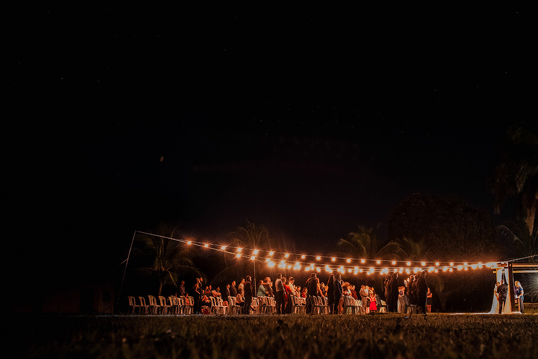 Rickardo Andrade fotógrafo de casamento, fotografando casamento aberto com cordões de luzes 
