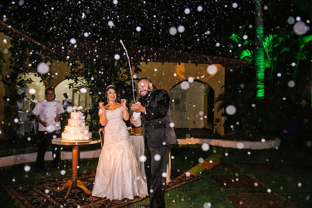 Foto incrível dos noivos estourando a champanhe 