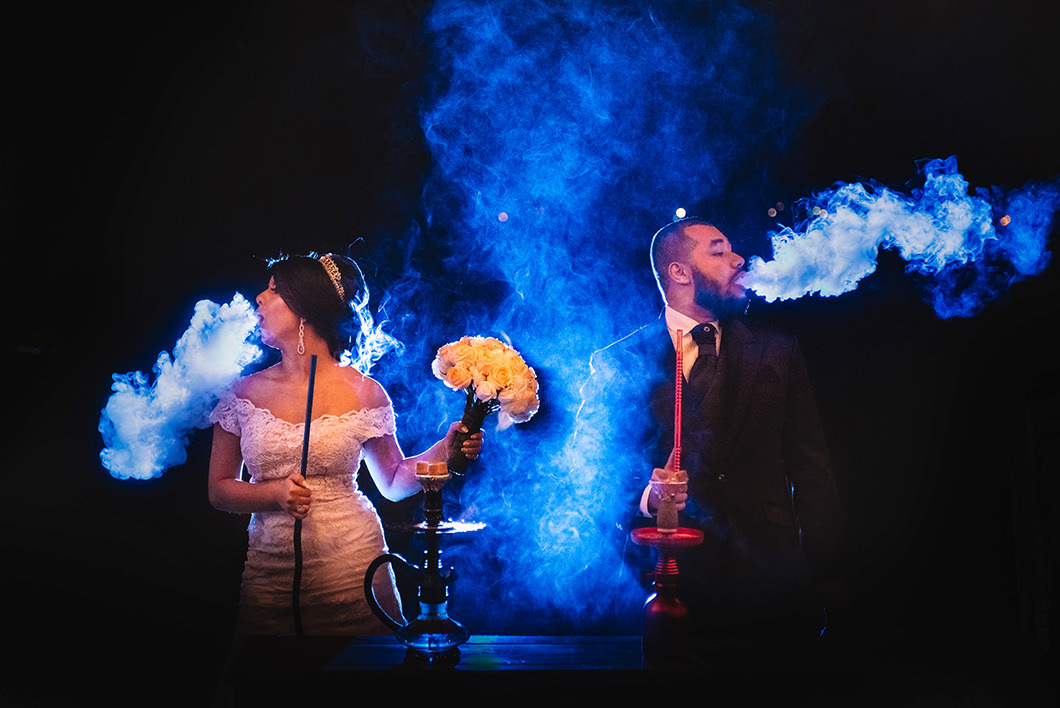 Ensaio fotografico de noivos foto diferente fumando arguile