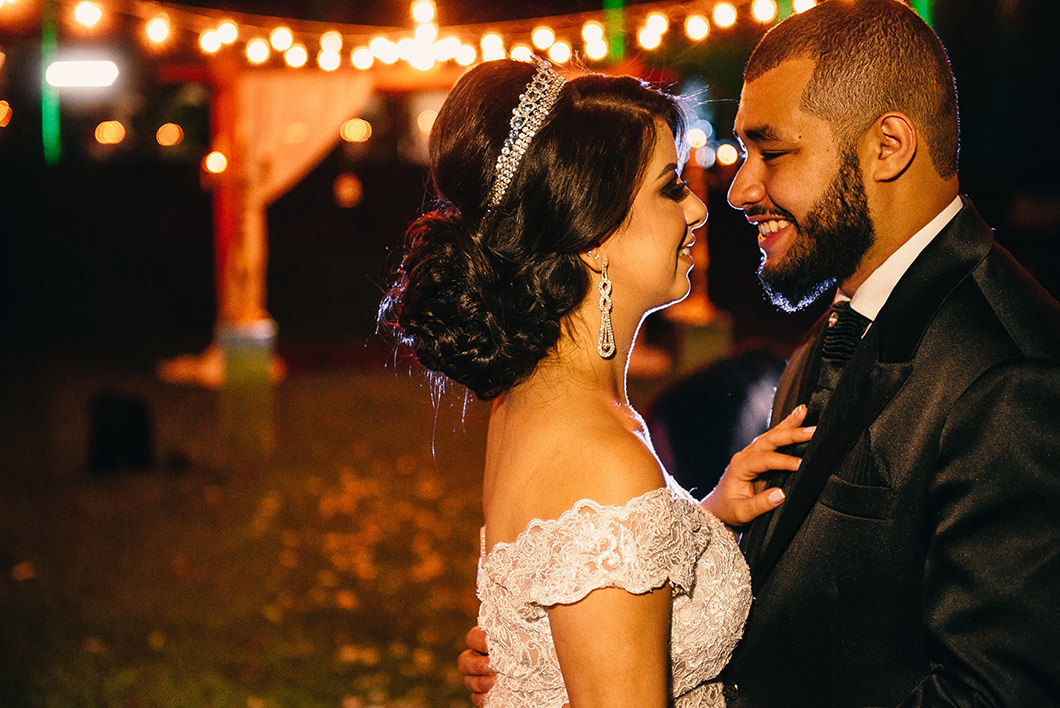 Fotos da saía dos noivos durante festa de casamento 