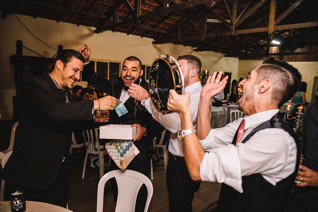 Momento de vender a gravata amigos zuando o noivo em fotos de casamento 