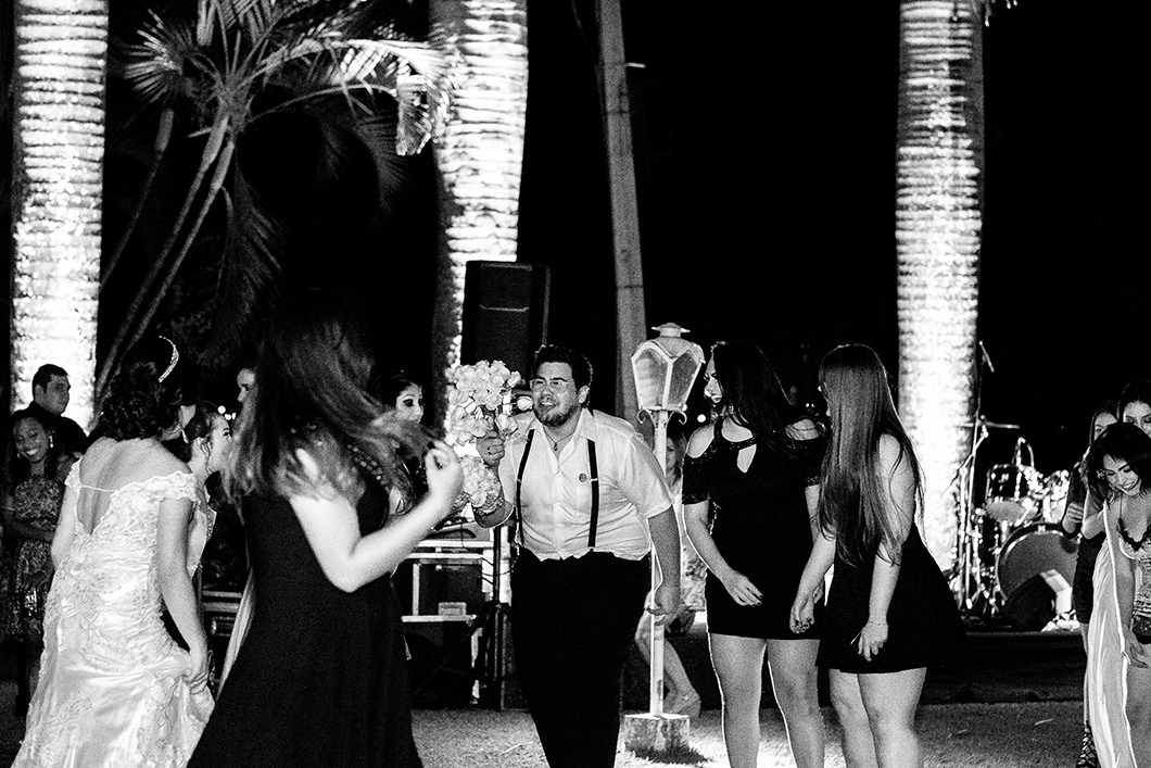 foto do Amigo da Noiva pegando o buque 