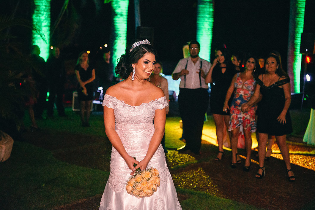 Momento da Noiva jogar o buque para as solteiras em Festa na Chacara Paraiso em MAringá