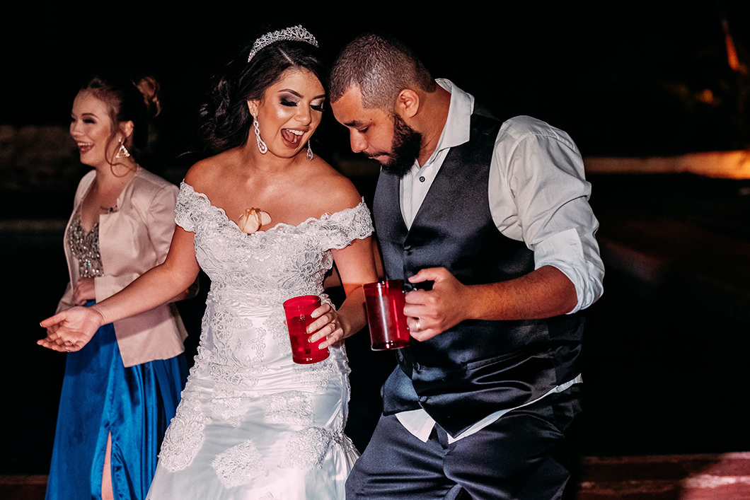 Noivos dançando juntos em Casamento Alternativo 