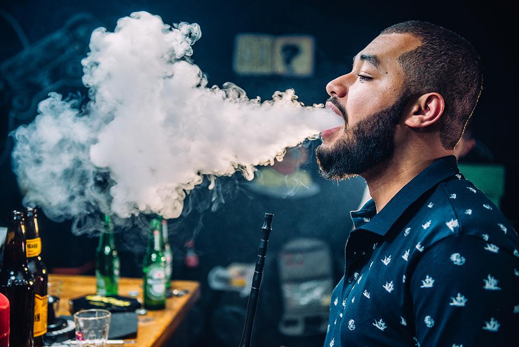 Foto do noivo fumando Arguile em seu making of 