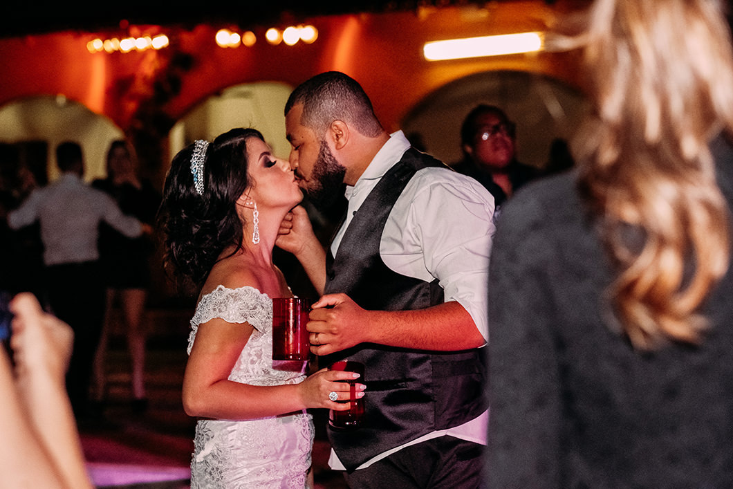 Foto dos Noivos se beijando em Casamento em Maringá-PR