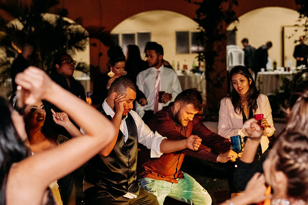 Noivo dançando junto com amigos se divertindo