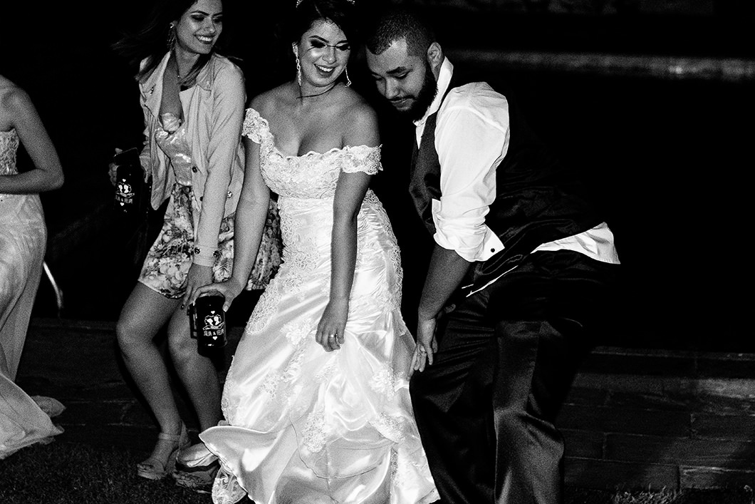 Foto dos noivos dançando durante balada de Casamento