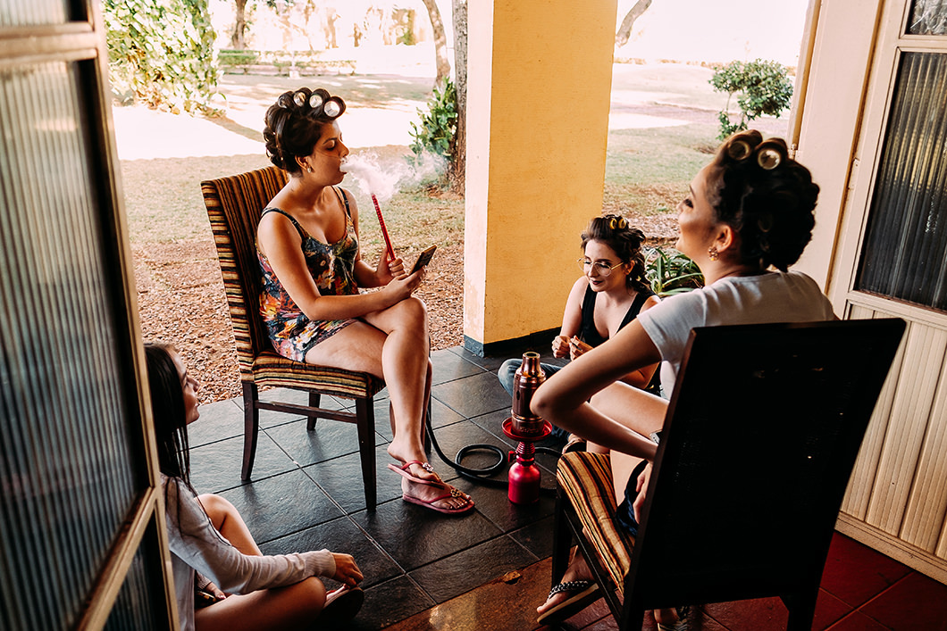 Noiva fumando arguile no making of do seu casamento 