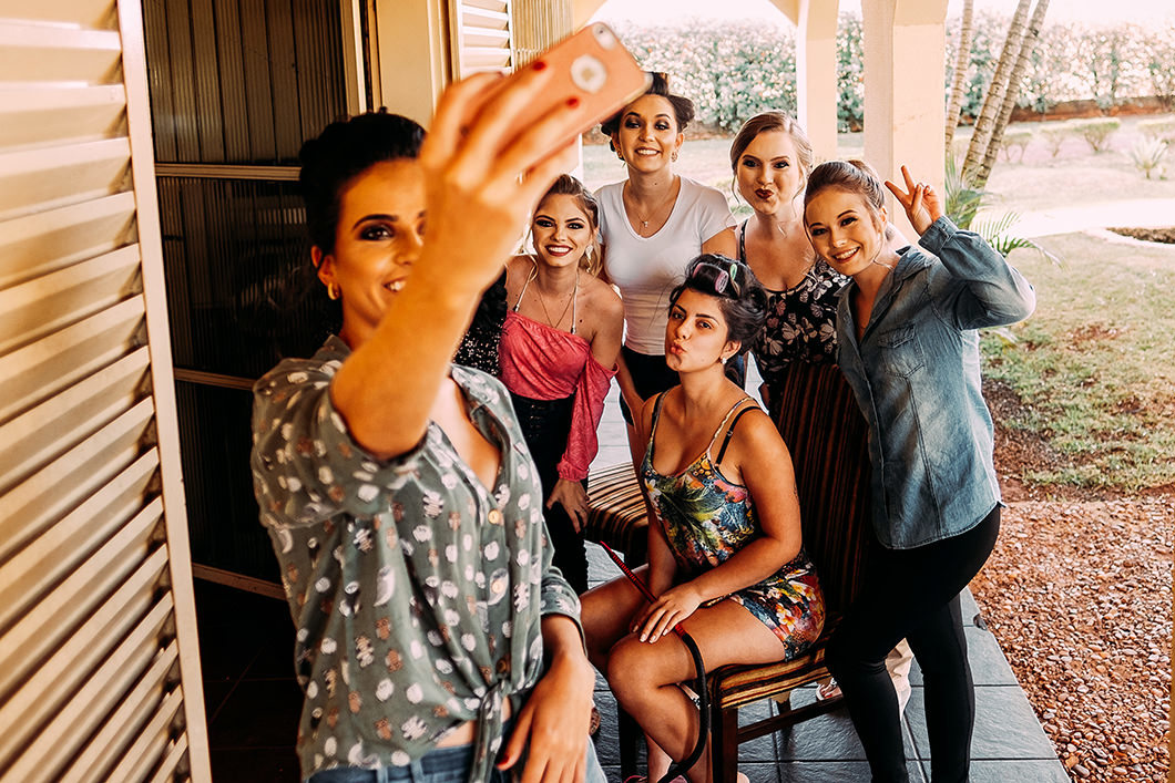 Fotos espontâneas durante making of da noiva com amigas 