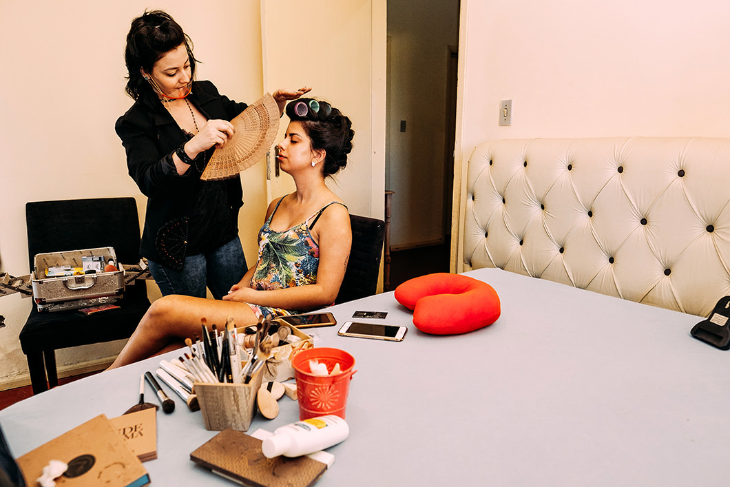 Fotos do Making Of da Noiva sendo maquiada 