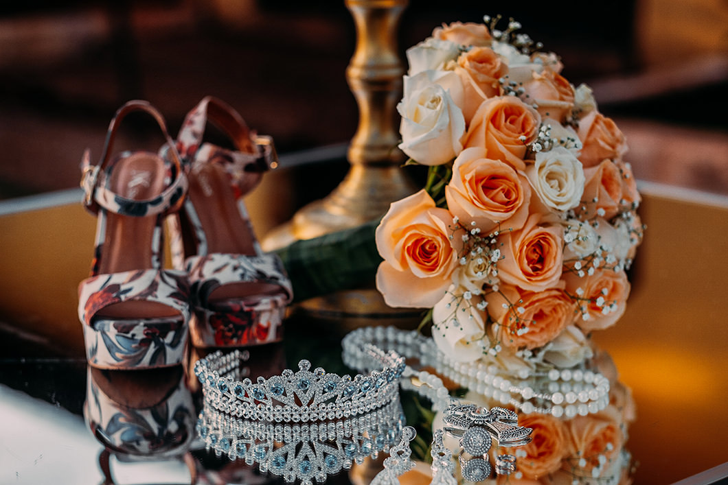 Foto do buque e detalhes da noiva com calçado diferente e estampado