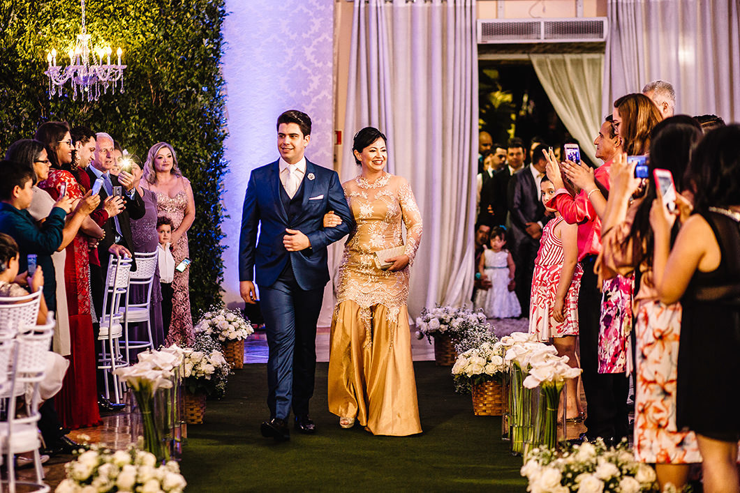 entrada do noivo com a mãe no casamento 