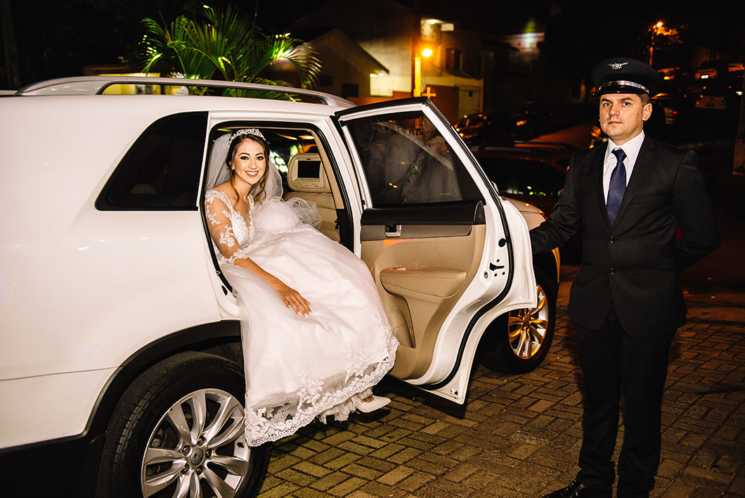 Noiva descendo do carro com motorista em Maringá-PR