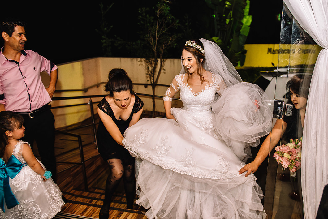 Fotojornalismo em fotografia de casamento noiva descendo do carro 