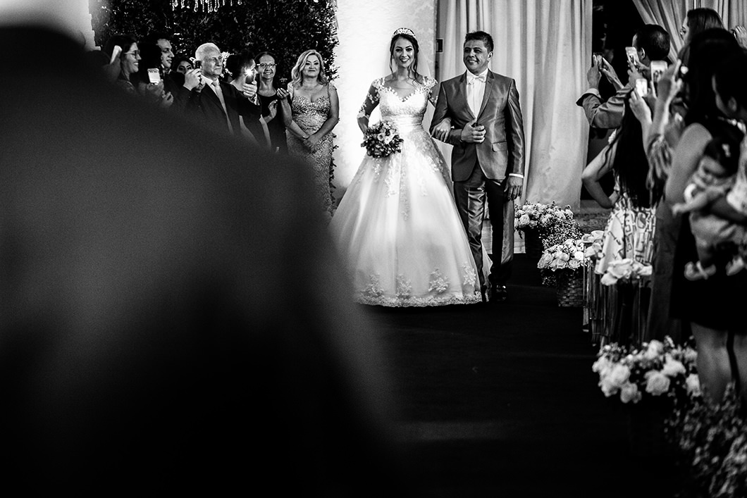 foto do noivo vendo a entrada da noiva na cerimonia de Casamento 