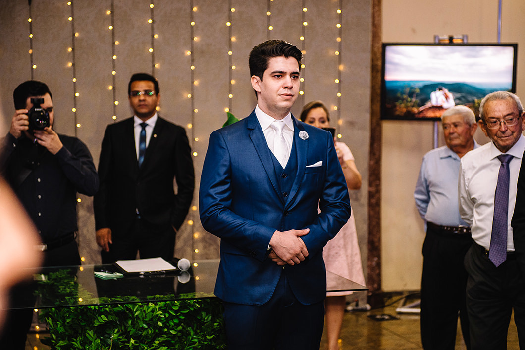 foto do Noivo emocionado esperando a noiva entrar em Maringá-PR