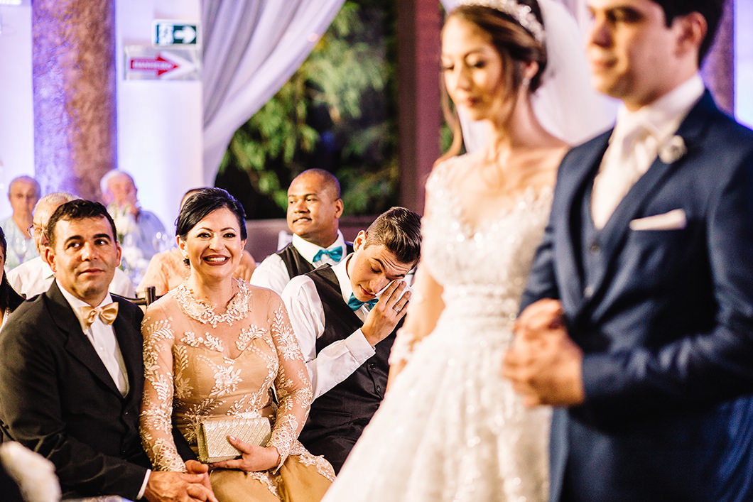 fotografia de casamento convidado emocionado 