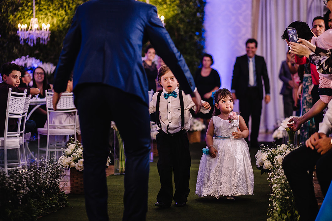 Noivo recebendo pajens de casamento com a aliança 