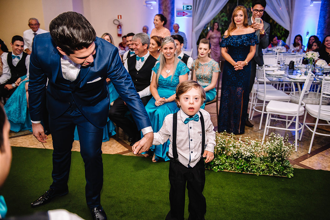 Noivo com pajen de casamento que parou no meio do caminho